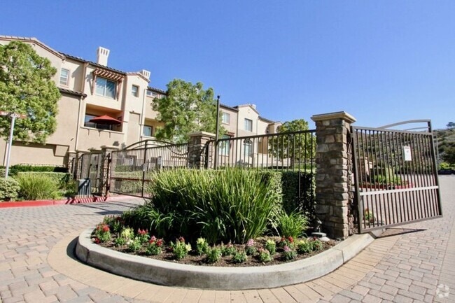Building Photo - 2 Bed/2.5 Bath Townhome in GATED community...