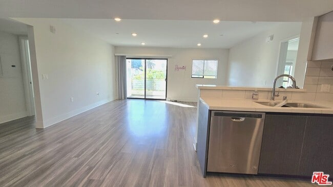 Building Photo - 5030 Rosewood Ave Unit 501