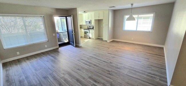 Building Photo - Beautiful upgraded condo in Thousand Oaks!