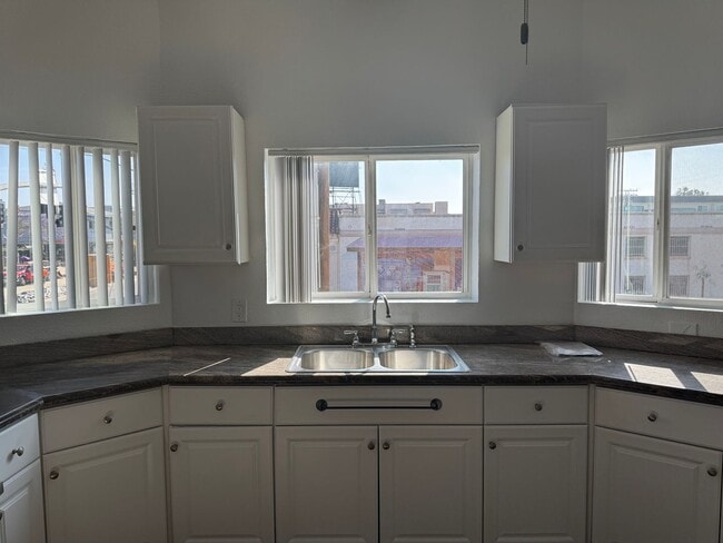 Photo - 939 University Ave Unit 202