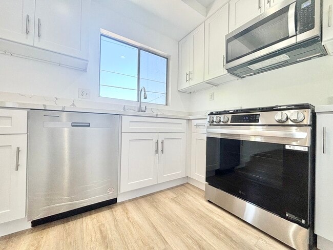 Building Photo - 6337 Whitsett Ave Unit 25 Rental