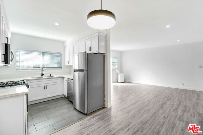 Building Photo - 317 S Kenmore Ave Unit 16