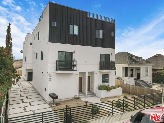 Photo - 438 E 28th St