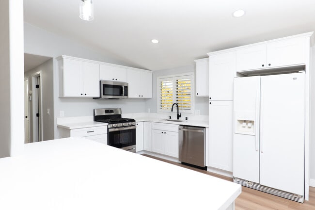 Photo - 21643 Waite St