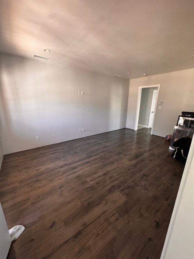 Photo - 639 W 4th St Unit 639