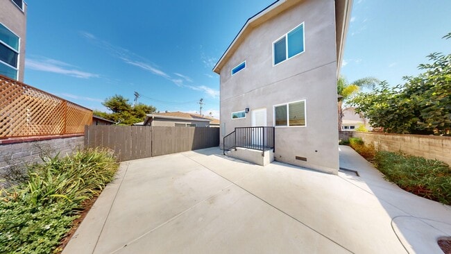 4BD/2BA with designated yard space! - 4BD/2BA with designated yard space!