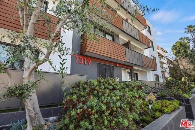 Building Photo - 1319 N Martel Ave Unit 205 Rental