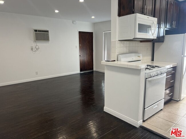 Building Photo - 1024 N Stanley Ave Unit 6