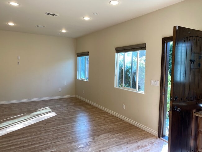 Photo - 19617 Oxnard St