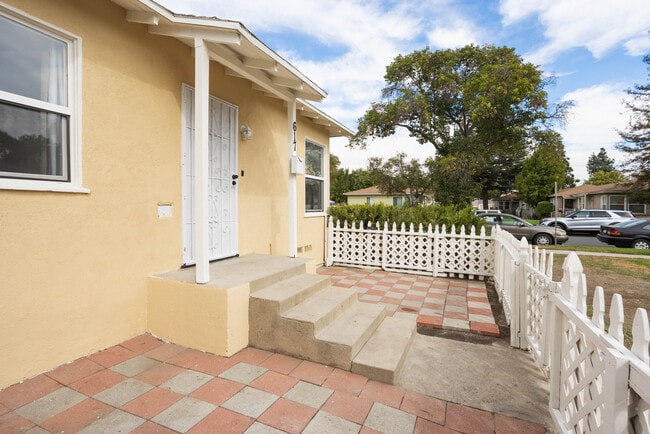 Photo - 617 N Rosemary Ln Unit 617