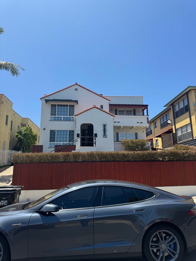 beautiful remodeled duplex both units available - 1339 S Mansfield Ave