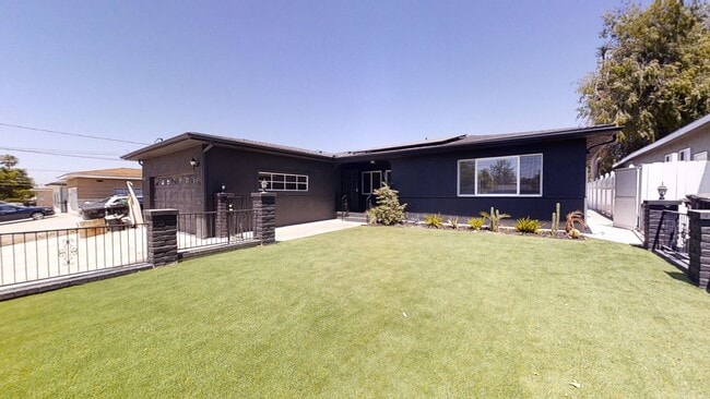 Building Photo - 5BD/2BA, Large Bedrooms! Rental