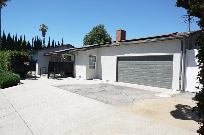 Photo - 8533 Woodley Ave