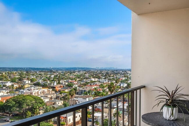 Photo - 4944 Cass St