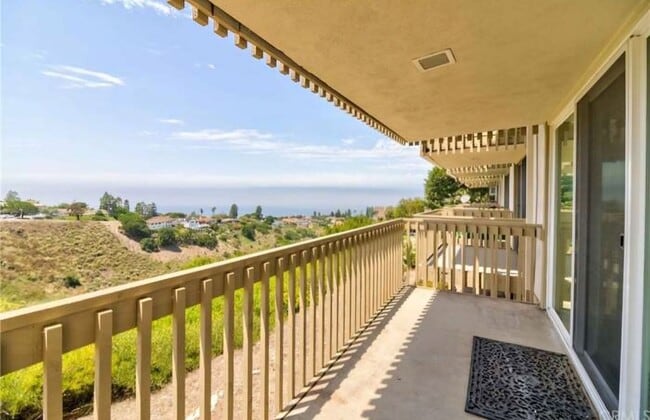 Shared Balcony - 6526 Ocean Crest Dr Unit A104