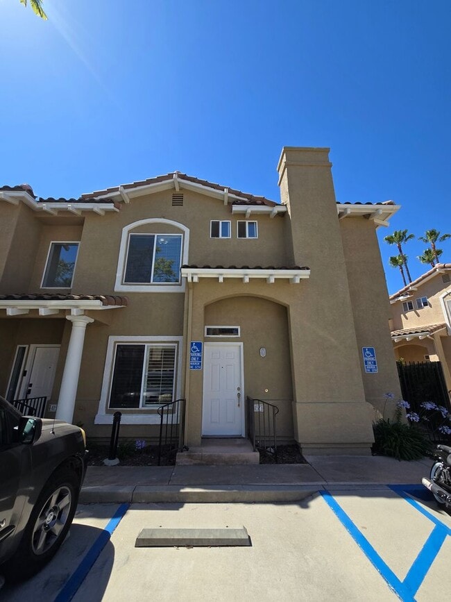Building Photo - Large and spacious 3 bedroom townhouse with garage!