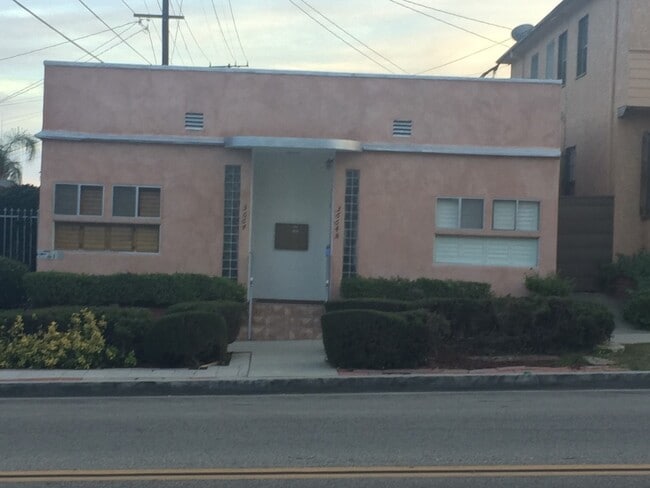 Building Photo - 3664 W 54th St Unit 1