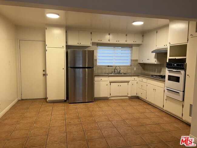 Building Photo - 469 W 19th St Unit 1 Rental