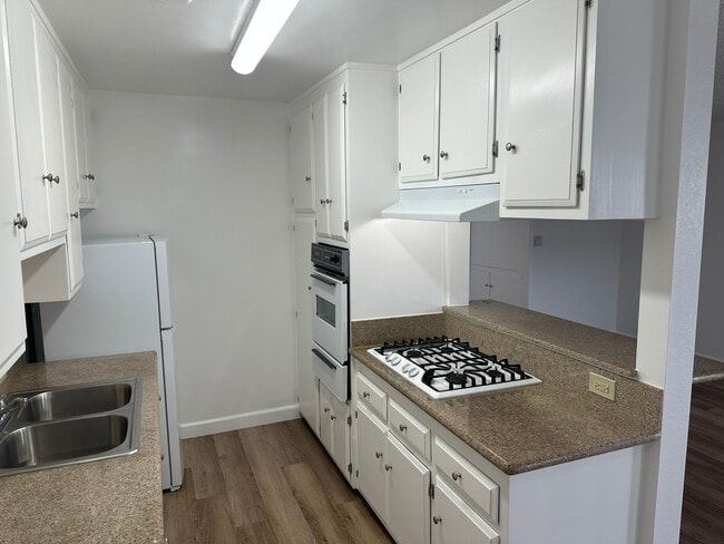 Building Photo - 1718 S Barrington Ave Unit 7