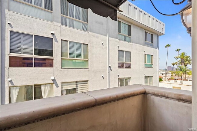 Building Photo - 462 S Maple Dr Unit 104A