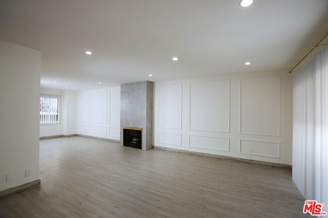 Building Photo - 10214 Samoa Ave Unit 25