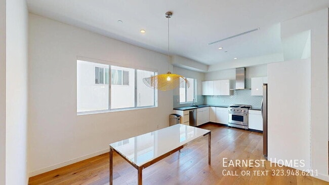 Photo - 1715 Armacost Ave