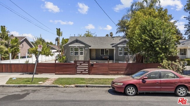 Building Photo - 6712 Cedros Ave Rental