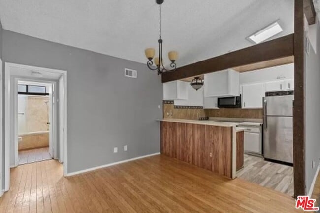 Building Photo - 18433 Hatteras St Unit 207