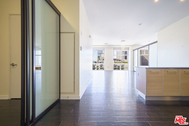 Building Photo - 801 S Grand Ave Unit 1902