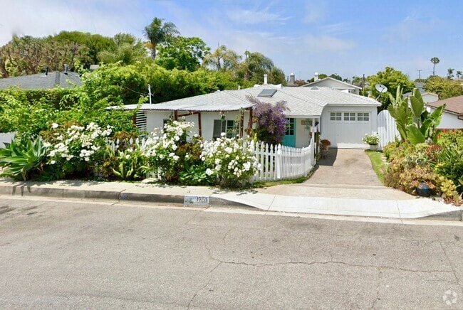 Building Photo - 1751 2nd St Rental