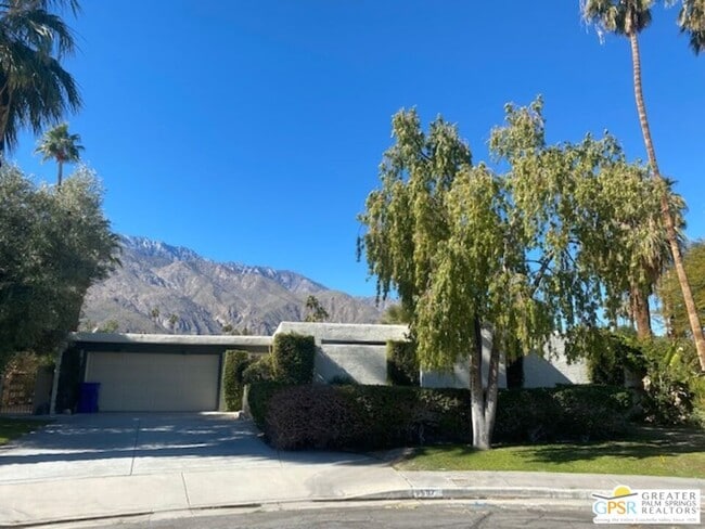 Photo - 587 N Saturmino Dr