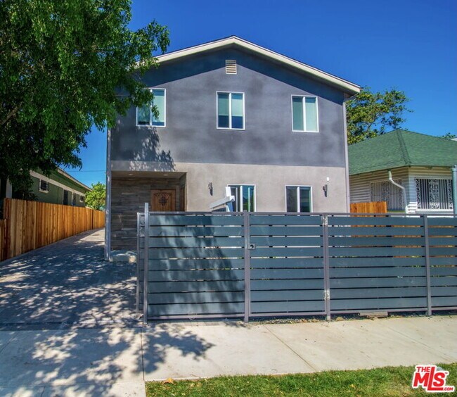 Building Photo - 3753 Woodlawn Ave Unit 1/2 Rental