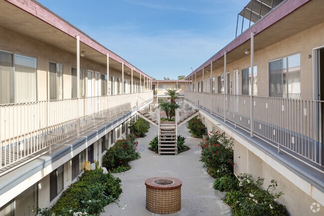 Building Photo - The Roman Apartments