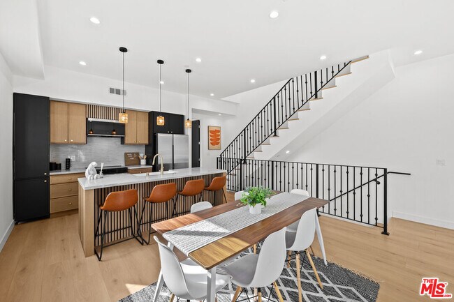 Photo - 2326 S Dunsmuir Ave