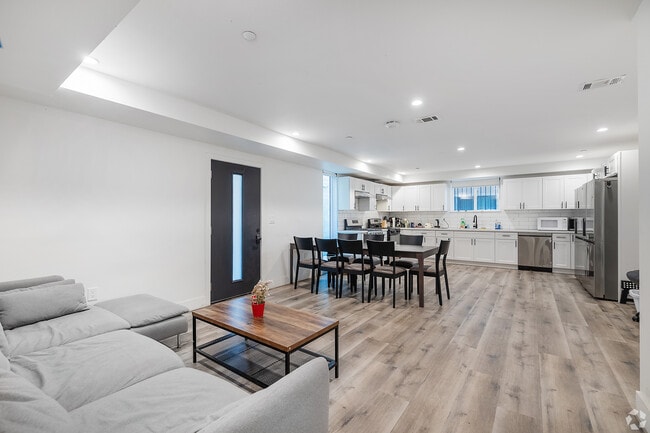 Building Photo - 1204 W 37th Dr