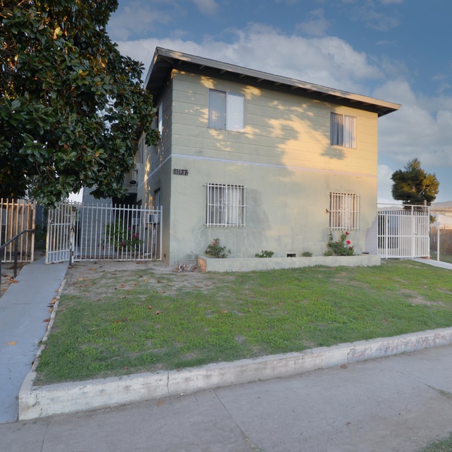 Building Photo - Convenient Downstairs 2-Bedroom Unit 2