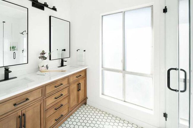 Building Photo - 5447 Zelzah Ave Unit 119 Rental