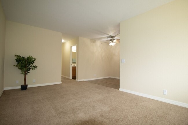 2BR, 2BA - 810SF - Gold Coast Apartments