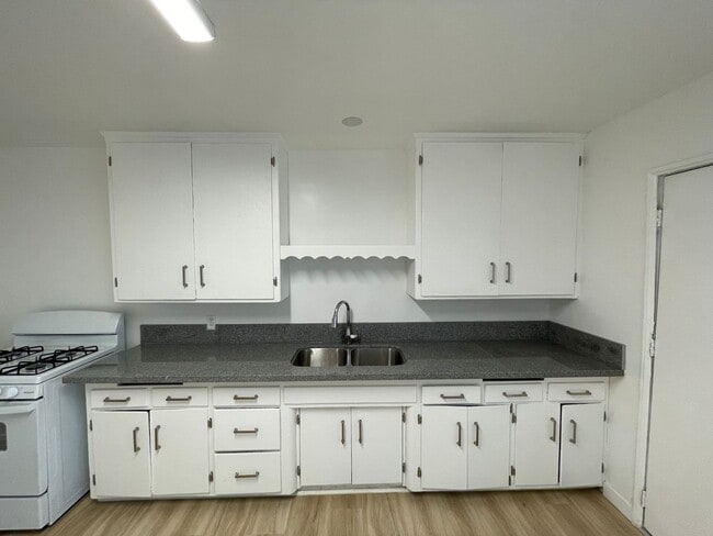 Photo - 15550 Vanowen St Unit 5