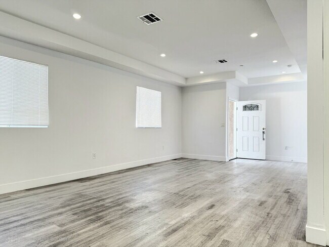 Photo - 827 E 74th St