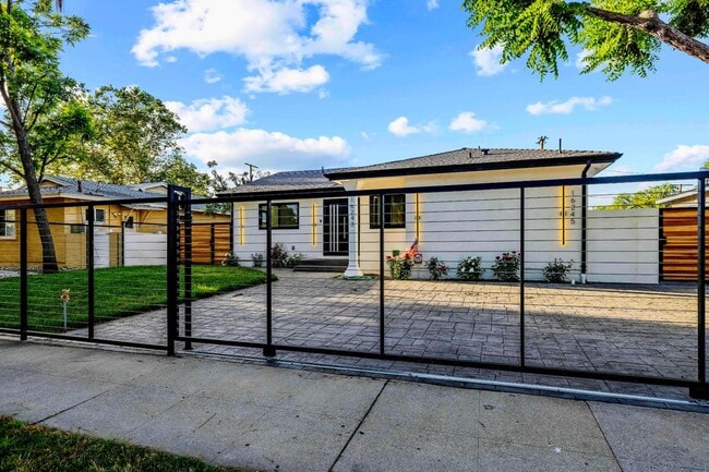 Photo - 16245 Chatsworth St House