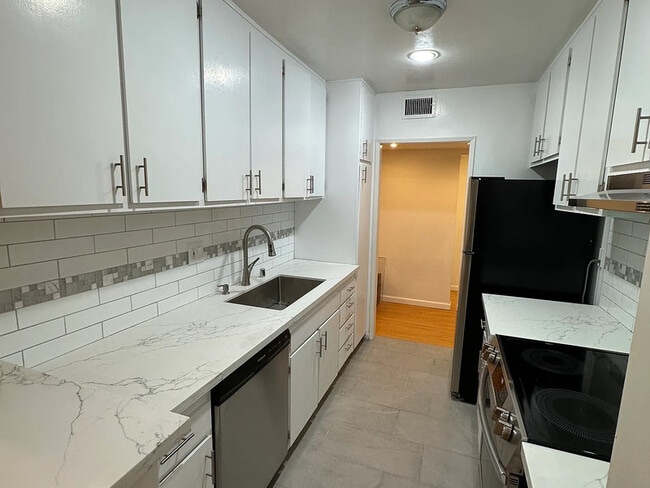 Building Photo - 18307 Burbank Blvd Unit 9