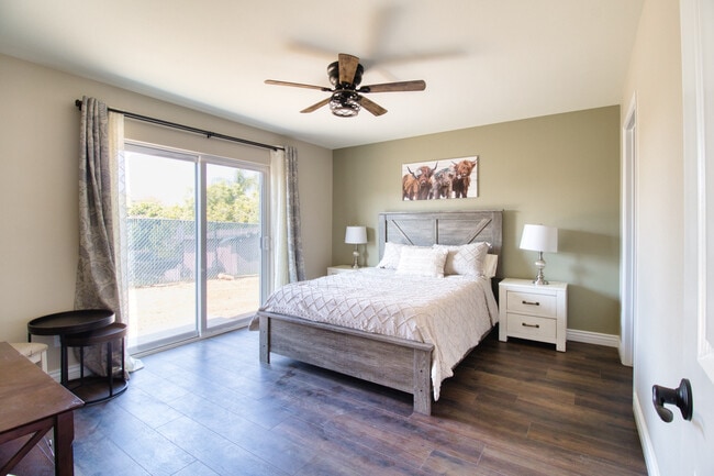 Bedroom 1 Queen - 15671 Ridgeway Ave