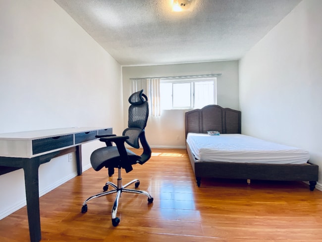 Building Photo - 11510 Ohio Ave Rental