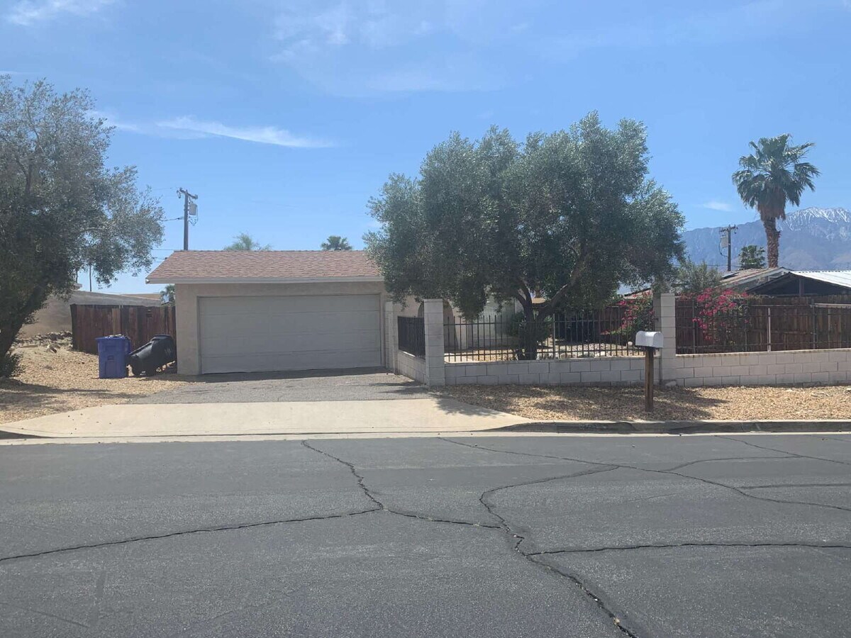 "Charming 3-Bed Oasis in Desert Hot Springs with Granite Touch & Cozy Fireplace!" - "Charming 3-Bed Oasis in Desert Hot Springs with Granite Touch & Cozy Fireplace!"