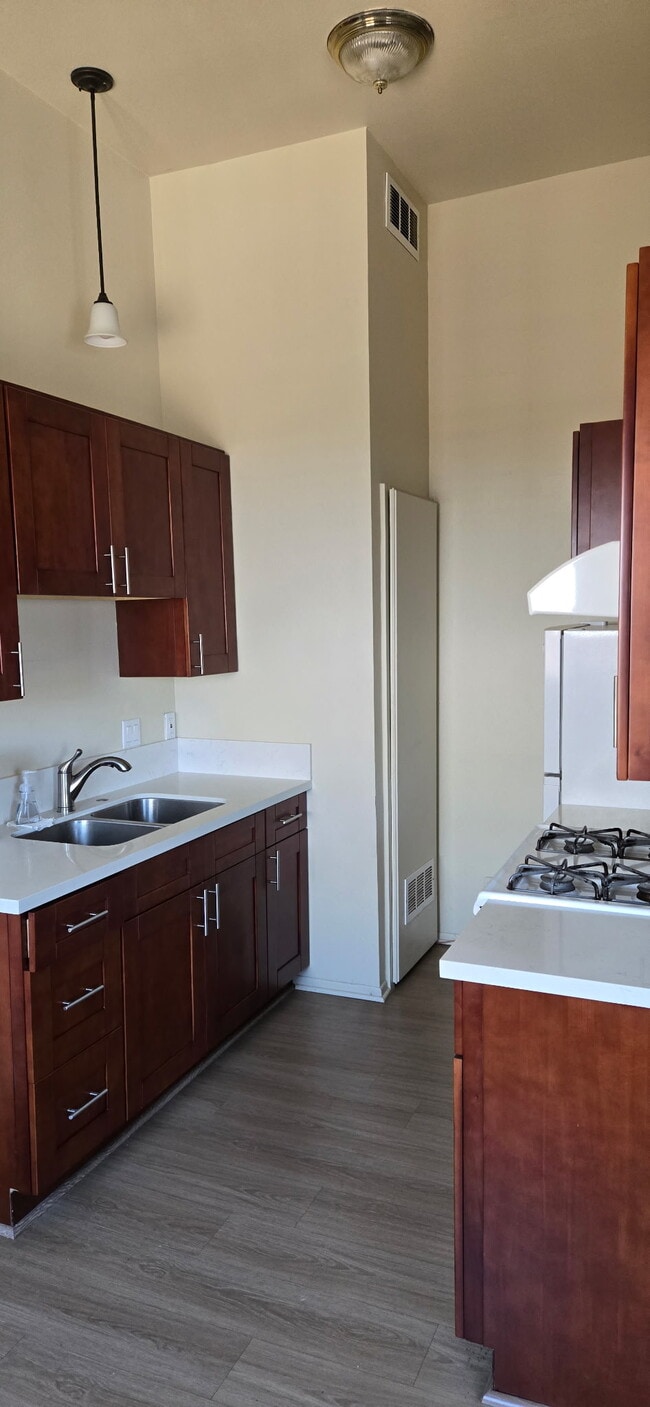 Kitchen - 733 N Hill Pl Unit #2