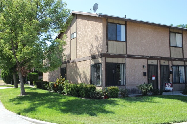 Building Photo - 1960 W Linden St Unit 1960 W Linden St Riversid