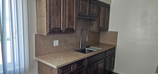 Building Photo - 1336 W Valencia Dr Unit D