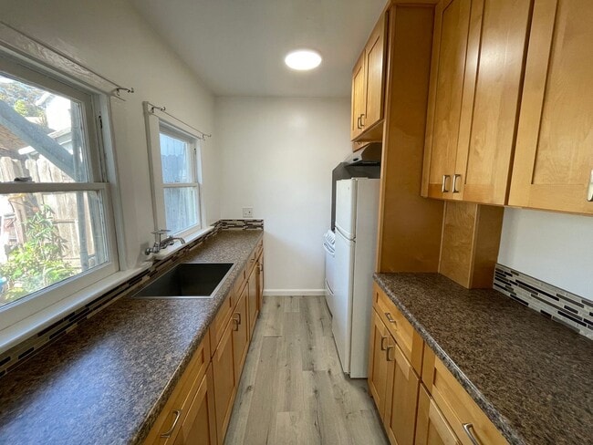 Building Photo - Lower 1 Bedroom Backhouse near Downtown Long Beach Unit 417 W 10th St