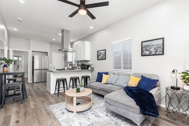 Newly furnished and remodeled 2 bed 2 bath! - Newly furnished and remodeled 2 bed 2 bath! House